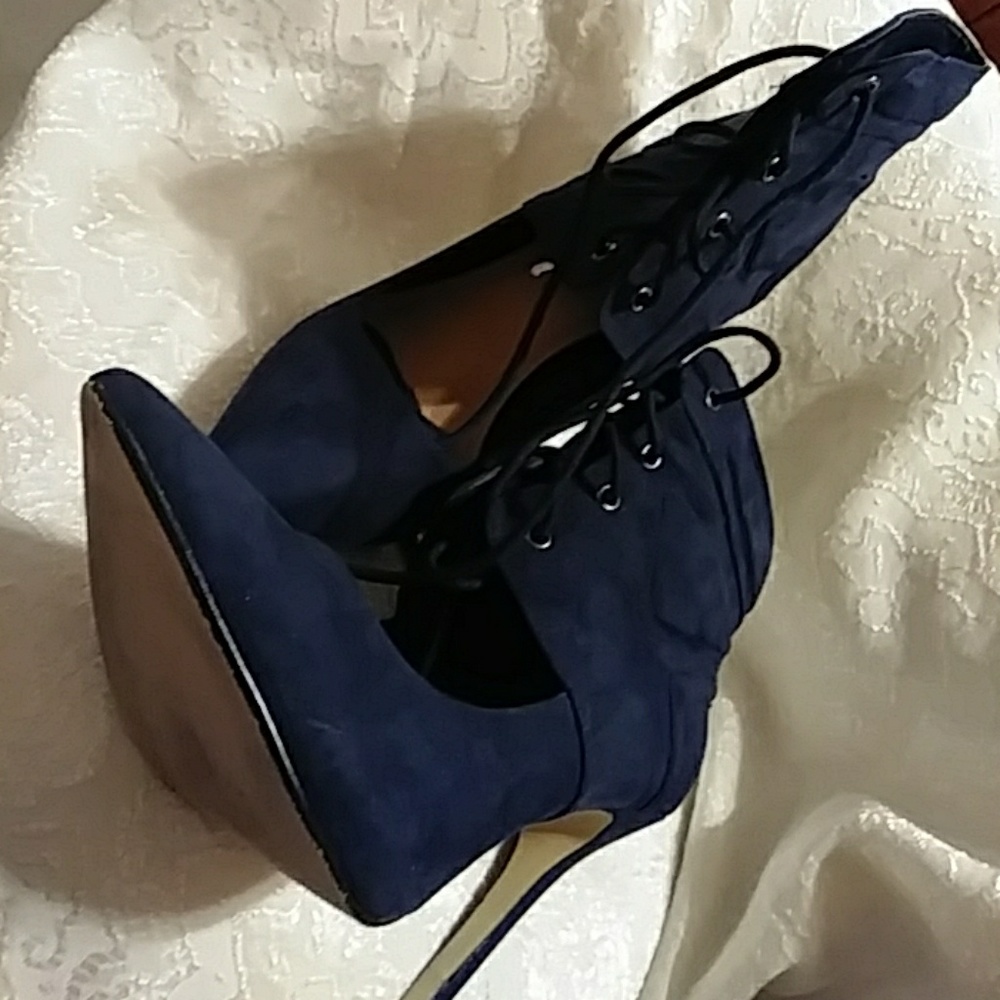 Heels - Picture 3 of 4